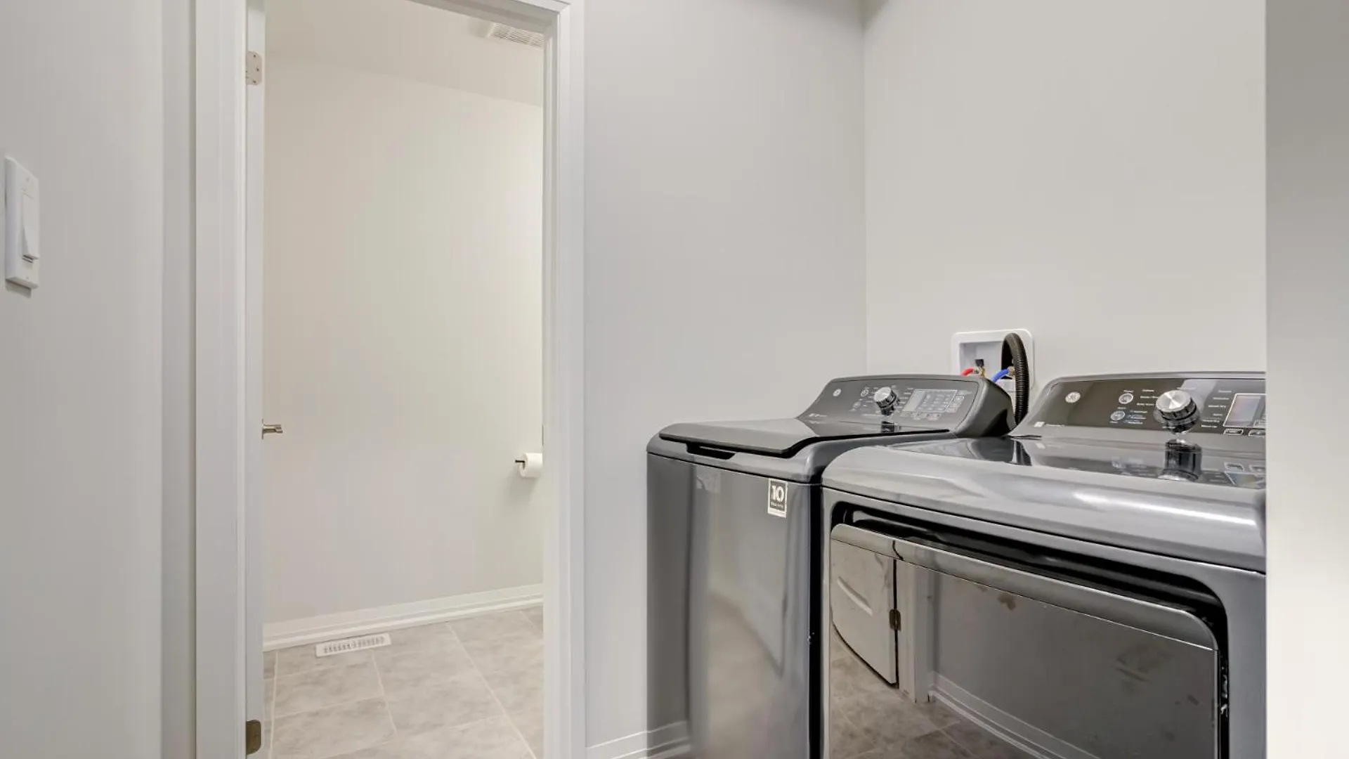 Niagara Falls Luxury Living - 8 Guest House بيت للعطل شلالات نياغارا