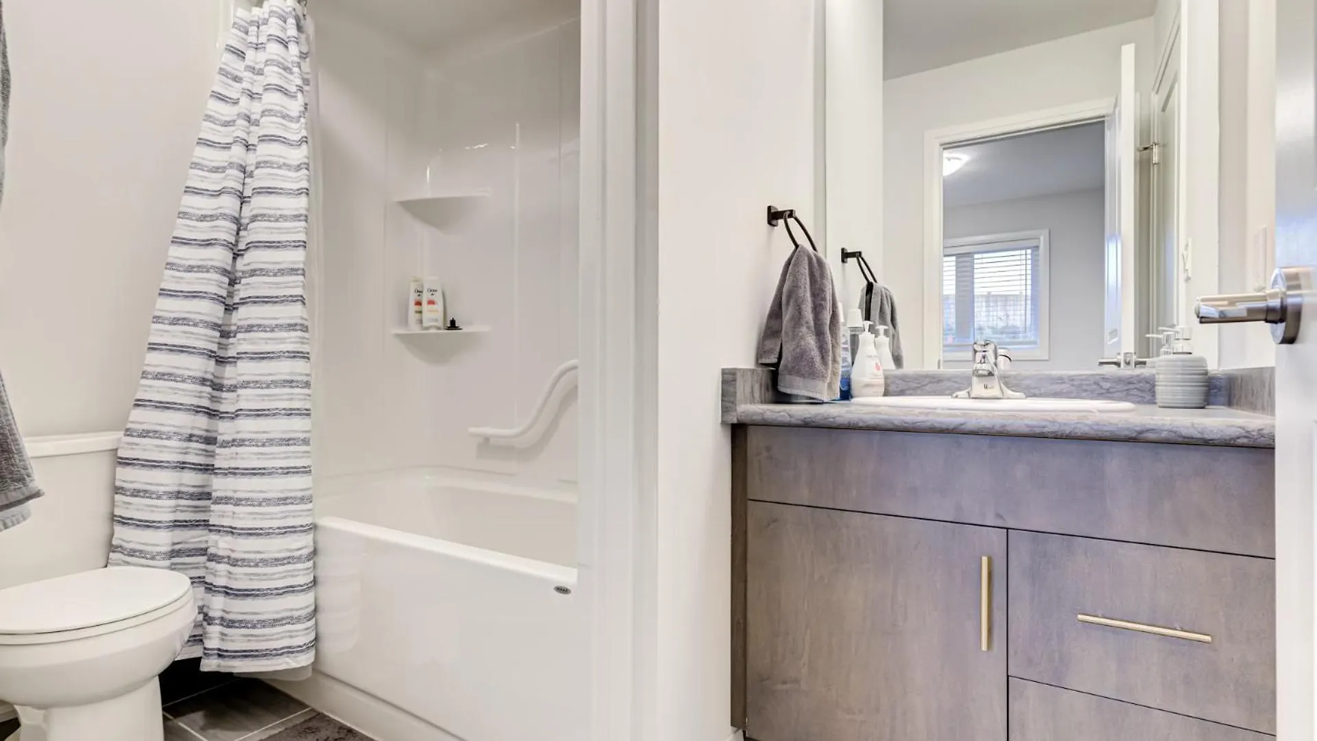 بيت للعطل Niagara Falls Luxury Living - 8 Guest House