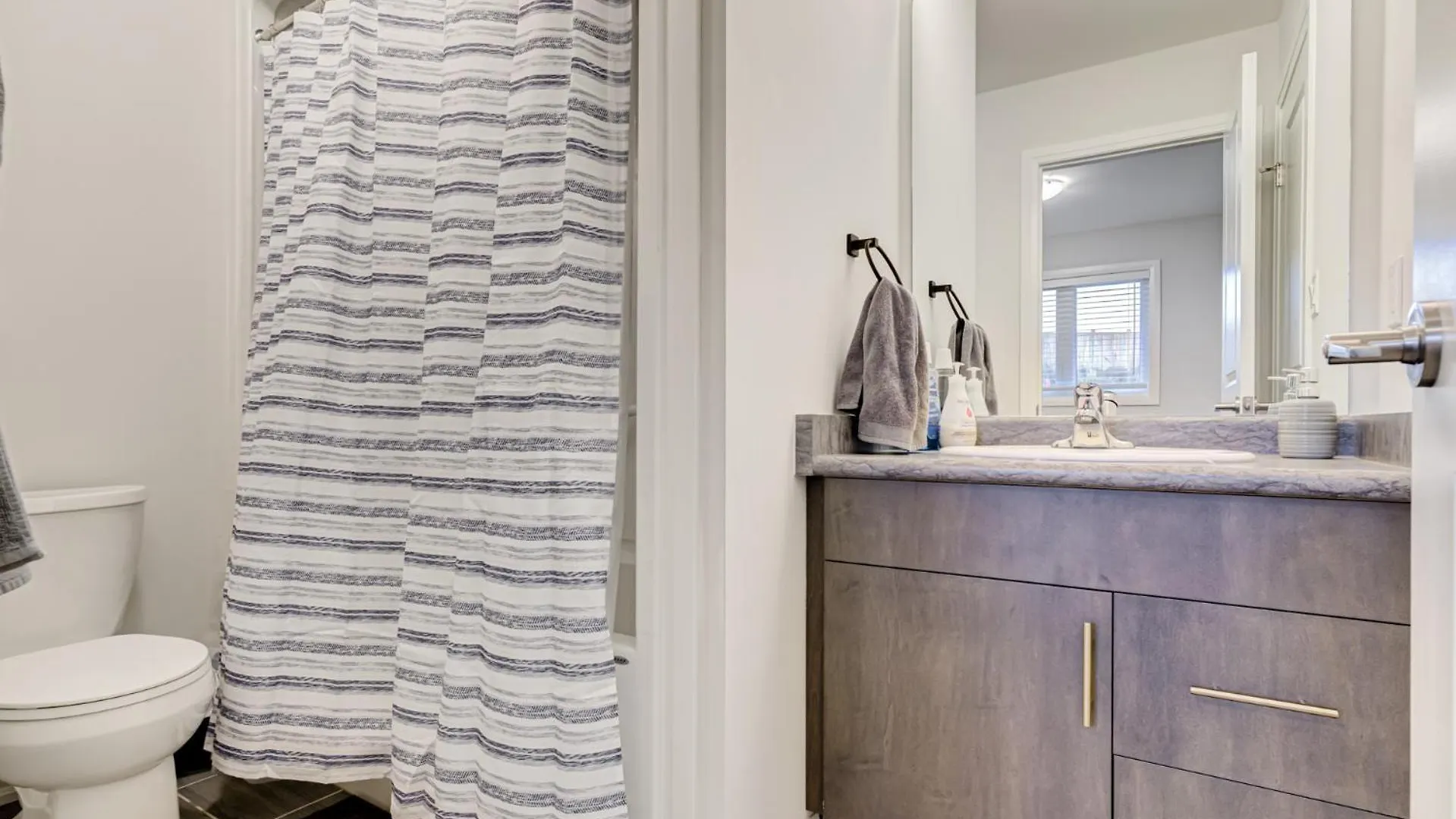 Niagara Falls Luxury Living - 8 Guest House بيت للعطل