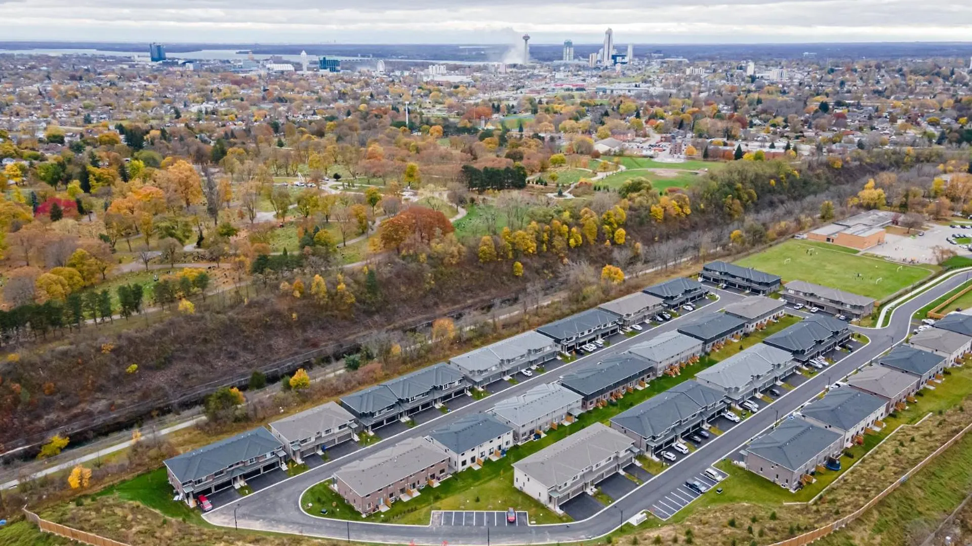 Niagara Falls Luxury Living - 8 Guest House بيت للعطل